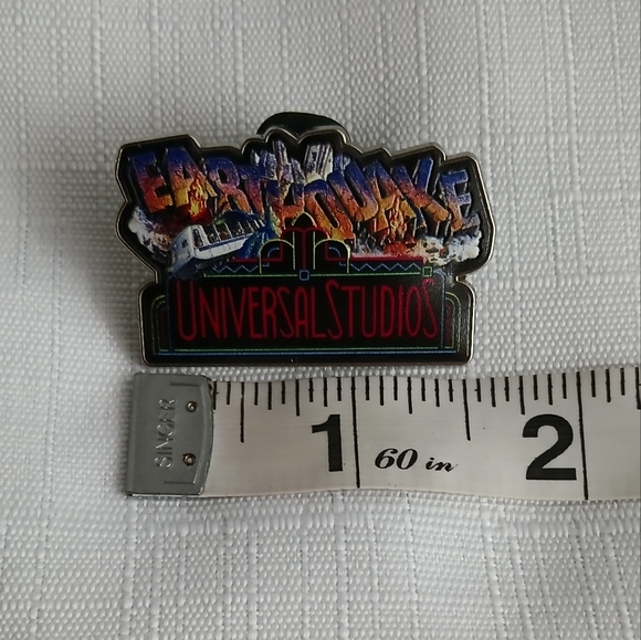 UNIVERSAL Studios Vintage Earthquake ride pin - Picture 2 of 4